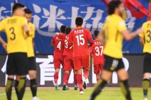  曼联争议红牌引热议，B费染红离场球队惨遭绝杀  