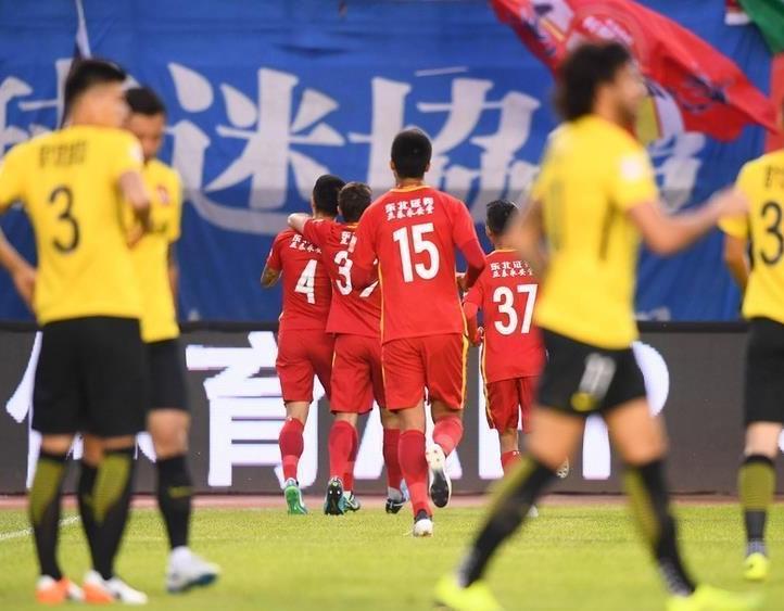  曼联争议红牌引热议，B费染红离场球队惨遭绝杀  